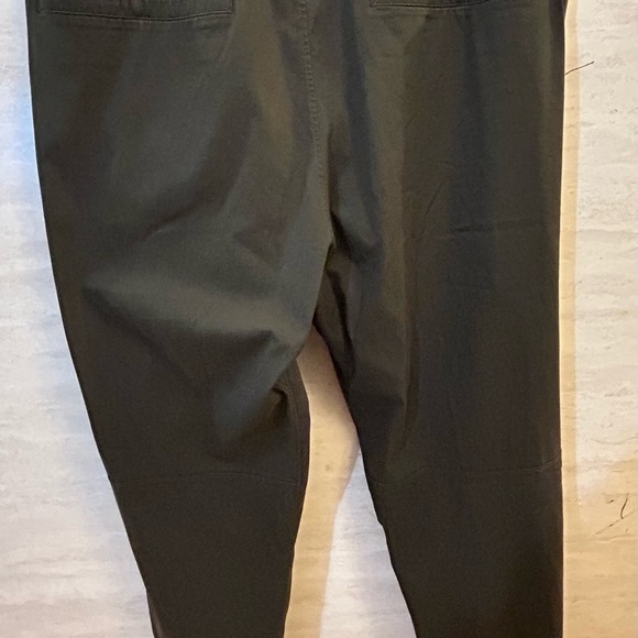 Lululemon Commission Pant
Slim Warpstreme 
Olive Green - Picture 5 of 8